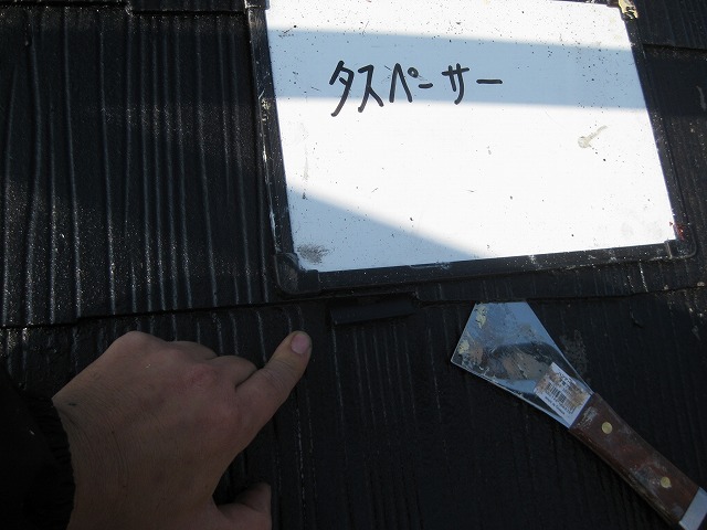 日進市のスレート屋根（カラーベスト）の塗装工事でタスペーサー工法による縁切りと下塗り工程